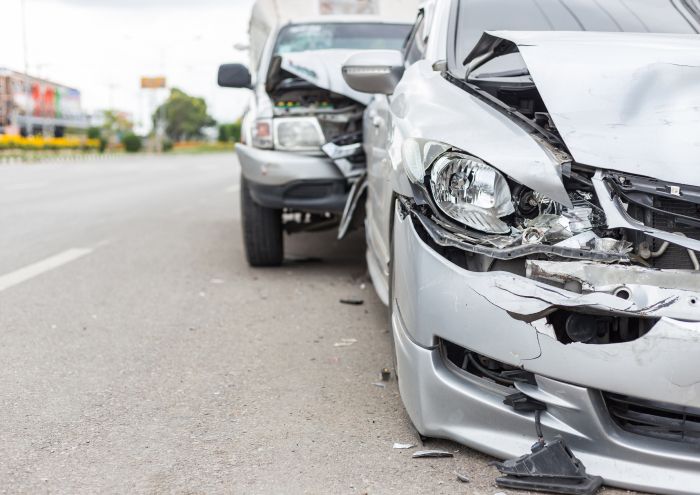 Zwei kaputte Autos nach einem Unfall